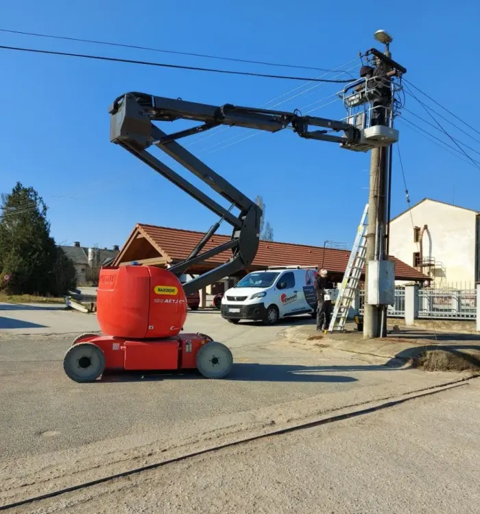Montážny technik ELEMONT s.r.o. pri inštalácii kamerového systému Montážny technik ELEMONT s.r.o. pri inštalácii kamerového systému