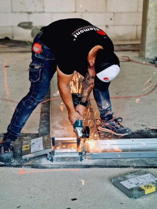 Technik ELEMONT s.r.o. konfiguruje bezpečnostný systém Technik ELEMONT s.r.o. konfiguruje bezpečnostný systém